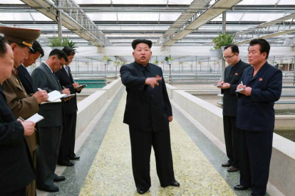 El líder norcoreano Kim Jong-un (c) durante una visita a una fábrica en una locación sin identificar en Corea del Norte.-Foto: EFE/ YONHAP