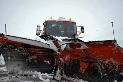 La nieve caída en las últimas horas dificulta el tráfico en las carreteras de la montaña central leonesa-Ical