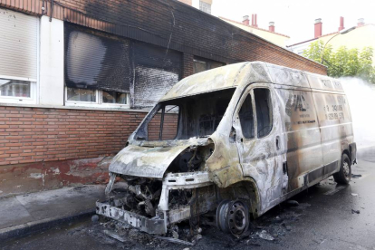Incendio de una furgoneta en la calle Eduardo Pastrana de Trobajo del Camino (León), en el que se han visto afectadas las instalaciones del colegio Trepalio-Ical