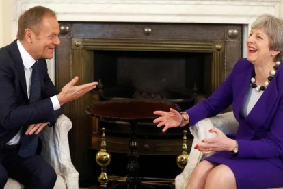 Tusk (izquierda) y May ríen durante su encuentro en el número 10 de Downing Street, en Londres, el 1 de marzo.-/ AFP / FRANK AUGSTEIN