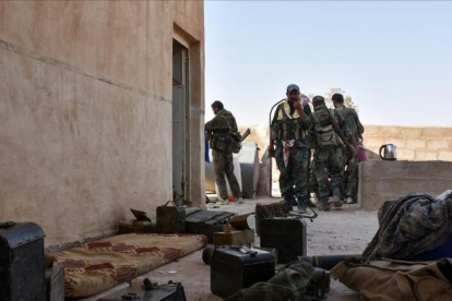 Fuerzas gubernamentales sirias en las inmediaciones de Deir Ezzor-AFP / GEORGE OURFALIAN