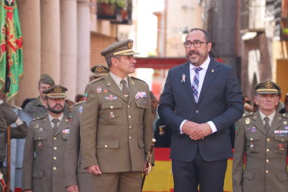 El General César García del Castillo, Comandante Militar de Valladolid y Palencia,  acompañado por Miguel Ángel Oliveira Rodríguez, Alcalde de Tordesillas (Valladolid), en el 