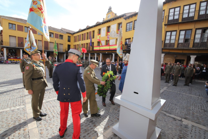 El General César García del Castillo, Comandante Militar de Valladolid y Palencia, y Miguel Ángel Oliveira Rodríguez, Alcalde de Tordesillas (Valladolid), depositan una corona de laurel en el 
