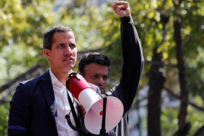 Juan Guaidó junto a Leopoldo López, liberado esta mañana.-CARLOS GARCIA RAWLINS (REUTERS)