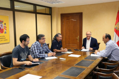 El delegado del Gobierno, Ramiro Ruiz Medrano, mantiene una reunión con representantes de UCCL-Ical
