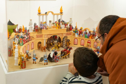 Belén de Playmobil en la oficina de Turismo en la Acera de Recoletos en Valladolid.- J.M. LOSTAU