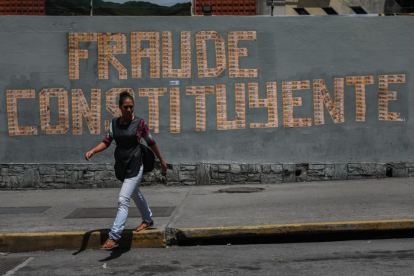 Una pintada denuncia la votación a la Asamblea Constituyente en un muro de Caracas-MIGUEL GUTIERREZ / EFE