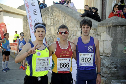 El vencedor Jorge Turrado, flanqueado por el segundo clasificado Borja García (derecha) y por el tercero, Santiago García-El Mundo