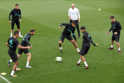 Zidane participa en un rondo con varios jugadores, entre ellos Ronaldo, durante el entrenamiento de este sábado.-JJGUILLEN / EFE