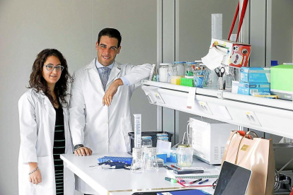 Isabel Martín y Rodrigo Rubia en las instalaciones de la empresa Nutri Genetics en las instalaciones del Parque Tecnológico de Boecillo.-PABLO REQUEJO