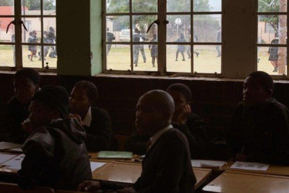 Alumnos siguen una clase sobre el apartheid en una escuela secundaria del pueblo de Worcester, a 120 kilómetros de El Cabo.-RODGER BOSCH (AFP)