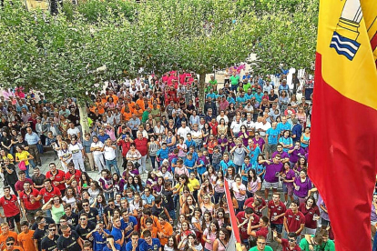 Cientos de peñistas se congregan ayer en la Plaza de España para acudir al ‘chupinazo’ festivo de Nava.-R. G: AYTO. NAVA