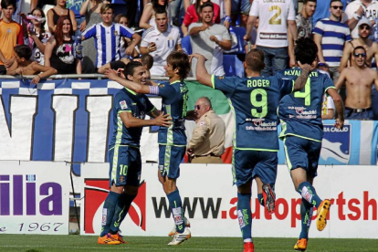 Óscar recibe la felicitación de Álvaro Rubio tras marcar el segundo gol frente al Recreativo JOSELE/PHOTO-DEPORTE-Photo-Deporte