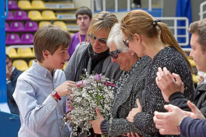 El hijo mayor de Lalo, su madre y sus hermanas, con el ramo de flores que les entregó la plantilla-Pablo Requejo