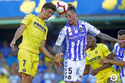 Fernando Calero disputa un balón áereo con Gerard Moreno, jugador del Villarreal.-LALIGA