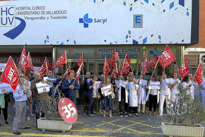 Los sanitarios se manifiestan a las puertas del Clínico de Valladolid para exigir la aplicación de la jornada de 35 horas.-EL MUNDO
