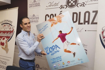 Mario Arranz, presidente del Recoletas Atlético, presenta el espectacular cartel de la XXXCopa Asobal.-M. A. SANTOS