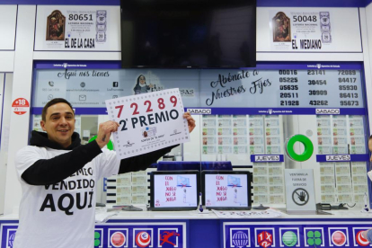 El lotero que ha vendido el segundo premio de la lotería del niño administración de la calle Santiago de Valladolid. PHOTOGENIC