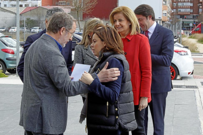 Momento en que Saravia ofrece a Sáenz de Santamaría el sobre con las reivindicaciones de Valladolid, que acabó recogiendo luego Báñez (detrás).-J. M. LOSTAU
