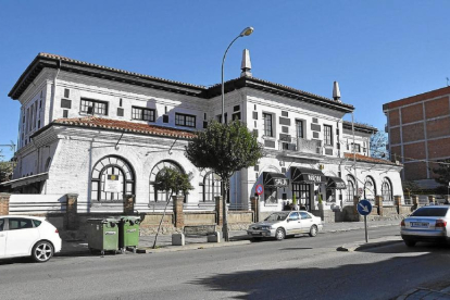 Edificio de la emblemática discoteca ‘Zeus’ en Medina del Campo, que hasta mediados del XX fue una escuela.-S. G. C.