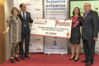 Luz Fernández, Carlos Villar, Cristina Arnaldo, y Edmundo Bayón, durante la entrega de 10.000 euros a la Alianza Española de familias de Von Hippel-Lindau-ICAL