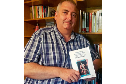 José Ignacio García posa con su libro de relatos. | E. M.