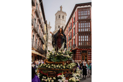 Procesión del Encuentro de 'Jesús Resucitado' con la 'Virgen de la Alegría' el Domingo de Resurrección en Valladolid -J.M. LOSTAU