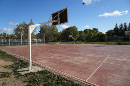 Zona de la pista deportiva en la que se construirá el polideportivo del Miguel Delibes. J. M. LOSTAU