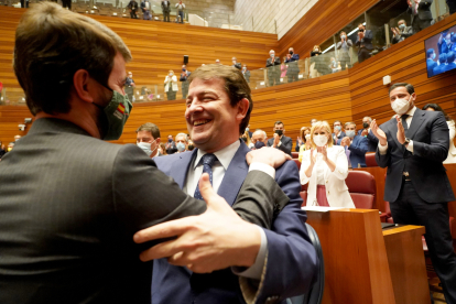 Juan García-Gallardo felicita a Alfonso Fernández Mañueco, tras ser investido presidente. ICAL.