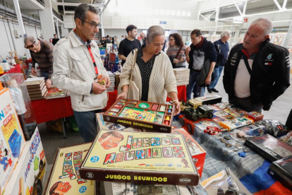 Juegos antiguos se exponen en la Feria del Coleccionismo. -J.M. LOSTAU