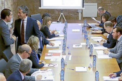 El consejero Juan Carlos Suárez-Quiñones saluda al ministro Íñigo de la Serna mientras al otro lado de la mesa el alcalde, Óscar Puente, observa la escena.-J.M. LOSTAU