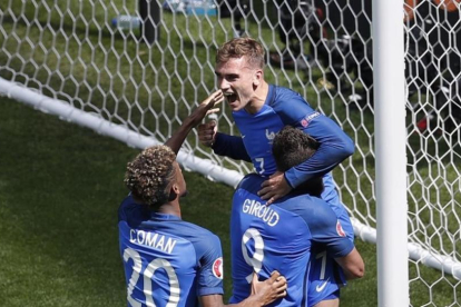 Griezmann celebra su segundo gol ante Irlanda junto a Giroud y Coman.-AP