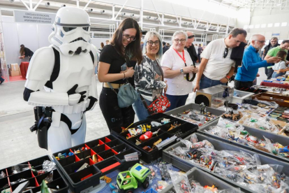 Un figurante de Star Wars se 'cuela' en la Feria del Coleccionismo. -J.M. LOSTAU