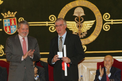 El ministro de Educación, Cultura y Deporte, Íñigo Méndez de Vigo, entrega la medalla de oro al presidente de Renault España, José Antonio López (C) en presencia del presidente de la Cámara, Vicente Villagrá (D).-ICAL