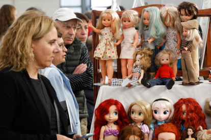 Una amplia colección de muñecas se muestran en la Feria del Coleccionismo. -J.M. LOSTAU