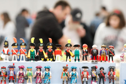 Diversas figuras de Playmobil en un estante de la Feria del Coleccionismo. -J.M. LOSTAU