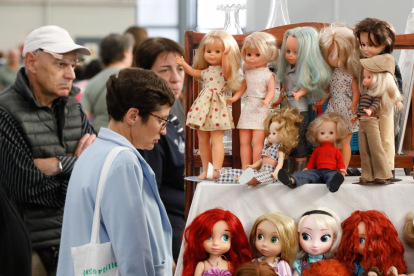 Una amplia colección de muñecas se muestran en la Feria del Coleccionismo. -J.M. LOSTAU