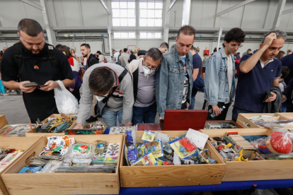 El público prueba los objetos a la venta de la Feria del Coleccionismo. -J.M. LOSTAU