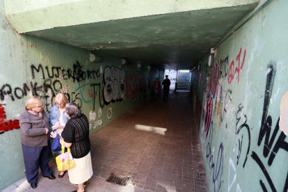 Túnel para peatones junto al paso a nivel de la Pilarica.-ICAL