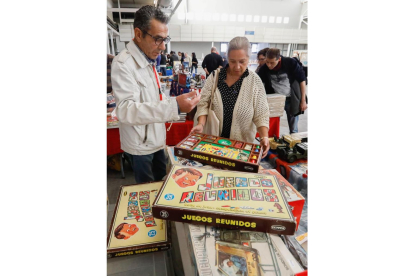 Juegos antiguos se exponen en la Feria del Coleccionismo. -J.M. LOSTAU
