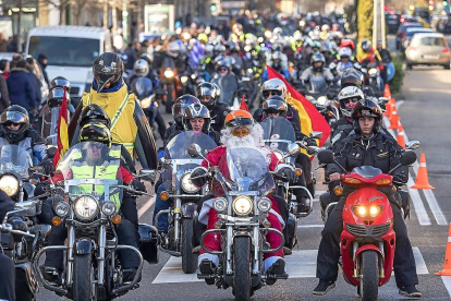 Motoristas circulan por las calles de Valladolid en el tradicional Desfile de Banderas.-PABLO REQUEJO