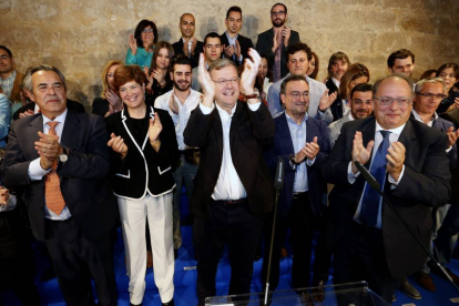 El candidato del PP a la Alcaldía de León, Antonio Silván junto al presidente del partido en León, Eduardo Fernández (D), Fernando Salguero (2D), Margarita Torres (2I) y Agustín Rajoy (I)-Ical