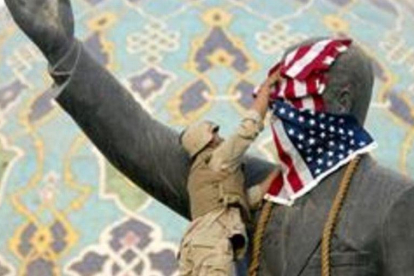 La bandera de EEUU, en la estatua de Sadam en Bagdad, en el 2003.-ARCHIVO / AP