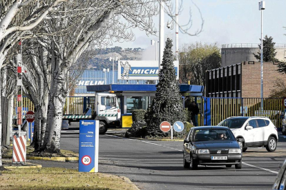 Entrada a la fábrica de neumáticos Michelin en la carretera de Burgos de Valladolid.