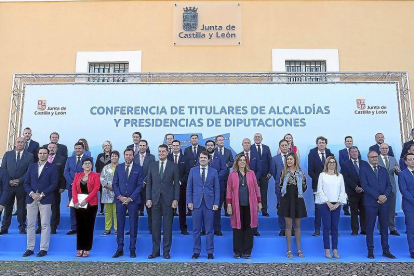 El presidente de la Junta de Castilla y León, Alfonso Fernández Mañueco, preside la reunión de la Conferencia de Alcaldes y presidentes de Diputación de Castilla y León.-ICAL