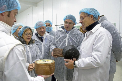 Mañueco visitando la fábrica de quesos ‘El Pastor’.-ICAL