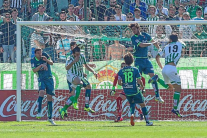 Los jugadores del Valladolid intentan alejar el balón del área, en uno de los ataques del Betis en el partido del Benito Villamarín-Photo-Deporte