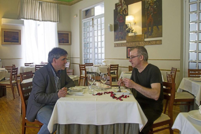 El escultor, Ricardo Flecha (i) y el cocinero de La Oronja, en Zamora, Ricardo Campos comparten almuerzo.-M. DENEIVA