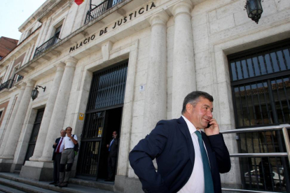 El alcalde de la localidad vallisoletana de Arroyo de la Encomienda, José Manuel Méndez, tras la primera sesión del juicio por el 'caso Arroyo de la Encomienda'-Ical