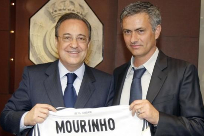 Florentino Pérez y Jose Mourinho, en una imagen del 31 de mayo del 2010, el día en qué firmó como entrenador.-ELISA ESTRADA